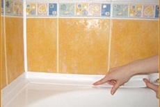 Лента-бордюр для ванной: назначение, виды и способы установки 
